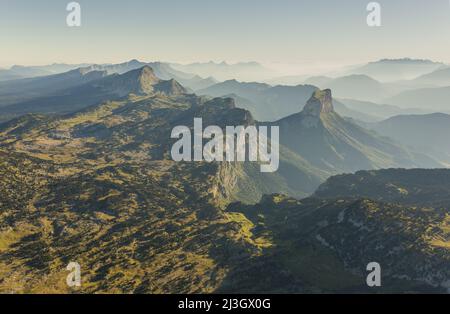 France, Isère (38), Chichilianne, Mont aiguille (2086 m), Parc naturel régional du Vercors, Réserve naturelle nationale des hauts plateaux du Vercors (vue aérienne) Banque D'Images