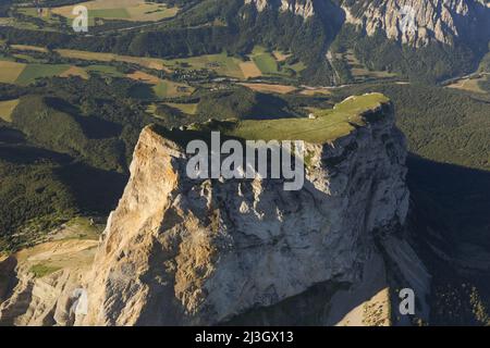 France, Isère (38), Chichilianne, Mont aiguille (2086 m), Parc naturel régional du Vercors, Réserve naturelle nationale des hauts plateaux du Vercors (vue aérienne) Banque D'Images