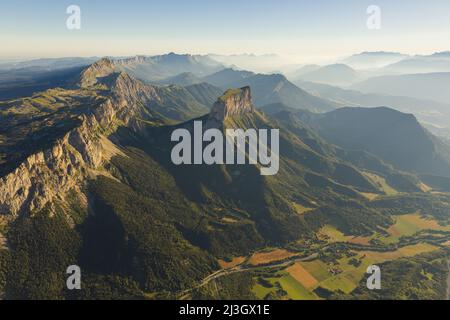 France, Isère (38), Chichilianne, Mont aiguille (2086 m), Parc naturel régional du Vercors, Réserve naturelle nationale des hauts plateaux du Vercors (vue aérienne) Banque D'Images