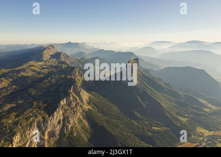 France, Isère (38), Chichilianne, Mont aiguille (2086 m), Parc naturel régional du Vercors, Réserve naturelle nationale des hauts plateaux du Vercors (vue aérienne) Banque D'Images