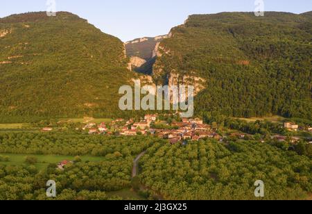 France, Isère, Vercors, sud de la Grésivaudan, le village de Cognin les Gorges, au pied des gorges de Nan (vue aérienne) Banque D'Images