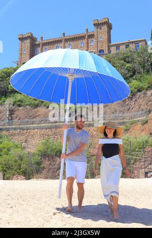 France, Alpes Maritimes, Mandelieu la Napoule, plage de la Rague avec le château d'Agécroft en arrière-plan, surnommé le château des mineurs (20th siècle) Banque D'Images