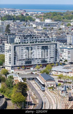 France, Manche, Cotentin, Cherbourg-Octeville, vue en hauteur de la gare et des trains Banque D'Images