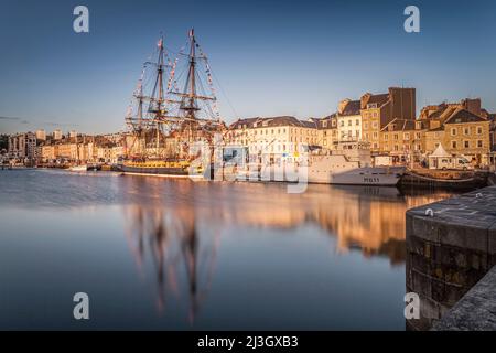 France, Manche, Cotentin, Cherbourg-Octeville, lever du soleil sur la frégate Hermione amarrée au bassin du Commerce Banque D'Images