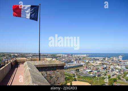 France, Manche (50), Cotentin, Cherbourg-Octeville, fort du roule, musée militaire avec vue panoramique sur la ville et la mer Banque D'Images