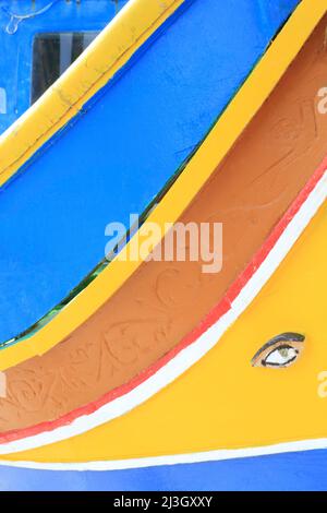 Malte, Marsaxlokk, port, bateau de pêche traditionnel (luzzu) avec l'oeil phénicien peint sur l'arc comme un charme chanceux Banque D'Images