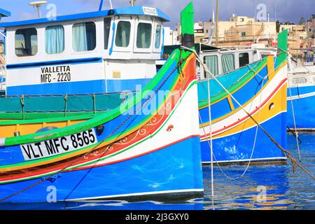 Malte, Marsaxlokk, port, bateaux de pêche traditionnels (luzzu) avec l'oeil phénicien peint sur l'arc comme un charme chanceux Banque D'Images