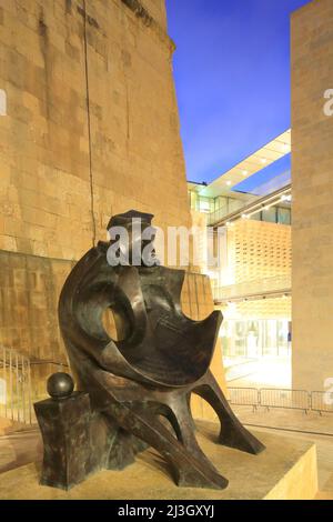 Malte, la Valette, ville classée au patrimoine mondial de l'UNESCO, sculpture contemporaine avec en arrière-plan le Palais du Parlement (abritant la Chambre des représentants) conçu par l'architecte Renzo Piano Banque D'Images