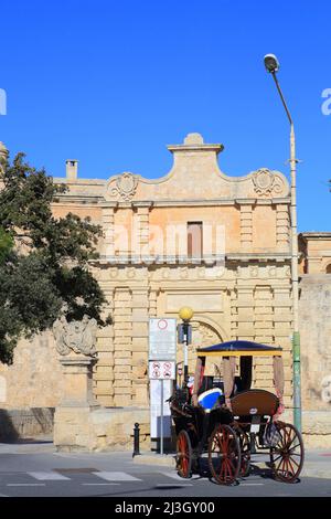 Malte, Mdina, calèche en attente des touristes devant la porte principale érigée dans les fortifications en 1724 par l'architecte français Charles François de Monnon Banque D'Images