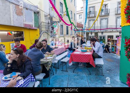 Portugal, Lisbonne, quartier d'Alfama, les gens dînant dans la rue pendant les Festas dos Santos Populares, (Festas des Saints populaires) Banque D'Images