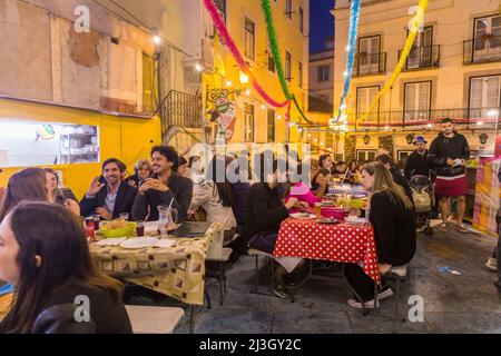 Portugal, Lisbonne, quartier d'Alfama, les gens dînant dans la rue pendant les Festas dos Santos Populares, (Festas des Saints populaires) Banque D'Images