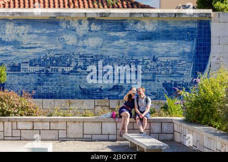 Portugal, Lisbonne, quartier d'Alfama, Miradouro de Santa Luzia, jeune couple en face d'azulejos montrant une vue sur la ville sur les rives du Tage (début du 20th siècle) Banque D'Images