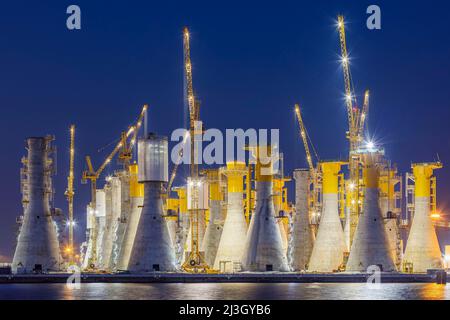 France, Seine-Maritime (76), le Havre, quai de Bougainville, construction de structures gravitaires, conçues pour le parc éolien offshore de Fécamp Banque D'Images