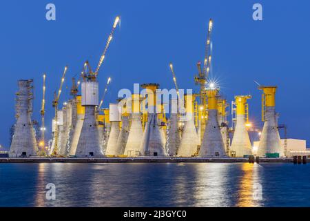 France, Seine-Maritime (76), le Havre, quai de Bougainville, construction de structures gravitaires, conçues pour le parc éolien offshore de Fécamp Banque D'Images