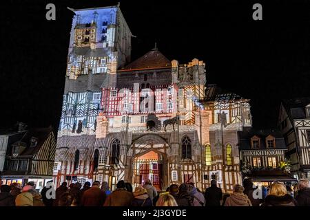 France, Normandie, Eure, Vallée de Risle, Pont-Audemer, Étiqueté le plus beau détours de France, surnommé la petite Venise de Normandie, projection cartographique sur l'église Saint-Ouen (16th siècle), vidéo-projection dirigée par Sylvain Legros avec la voix de Bruno Putzulu, racontant l'histoire de la ville en 10 fresques animées Banque D'Images