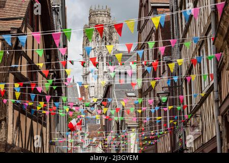 France, Seine-Maritime (76), Rouen, vue sur le clocher de l'abbaye de Saint-Ouen, rue Damiette, situé dans le quartier des antiquités et décoré pour les célébrations de Jeanne d'Arc Banque D'Images