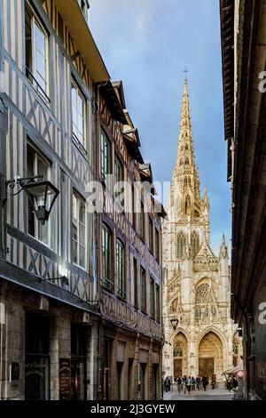 France, Seine-Maritime (76), Rouen, vue sur l'église Saint-Maclou de la rue Saint-Romain, rue piétonne bordée par l'archevêché de la cathédrale notre-Dame d'un côté et, en face, par des maisons à colombages datant de l'époque médiévale Banque D'Images