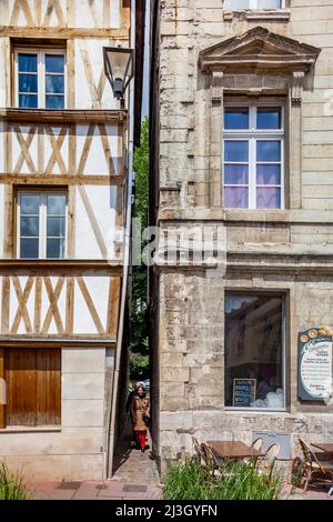 France, Seine-Maritime (76), Rouen, intersection de la rue du Pont-Codrille, rue la plus étroite de Rouen (93 cm), et rue eau de Robec, rue piétonne qui suit le cours historique du ruisseau Robec et qui est bordée de maisons à colombages datant de l'époque médiévale Banque D'Images