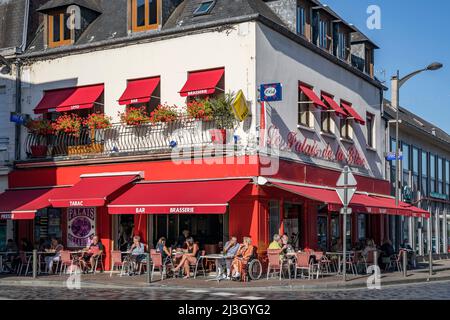 France, Normandie, Eure, Vallée de Risle, Pont-Audemer, Étiqueté le plus beau des détours de France, surnommé la petite Venise de Normandie, terrasse animée du plus grand café-bar de la ville Banque D'Images