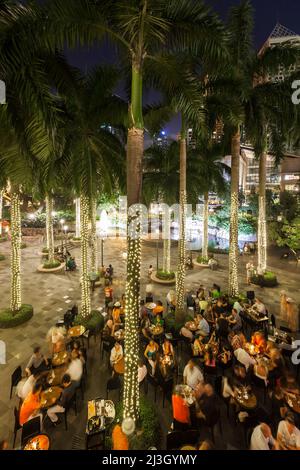 Philippines, Metro Manila, Makati District, Greenbelt Mall, bar en terrasse et cocotiers décorés de lumières scintillantes