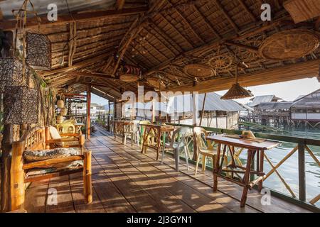 Philippines, Palawan, archipel des Calamianes, Coron Town, Krystal Lodge Hôtel de charme, sur pilotis et fait de matériaux naturels, terrasse baignée de lumière chaude en fin d'après-midi Banque D'Images