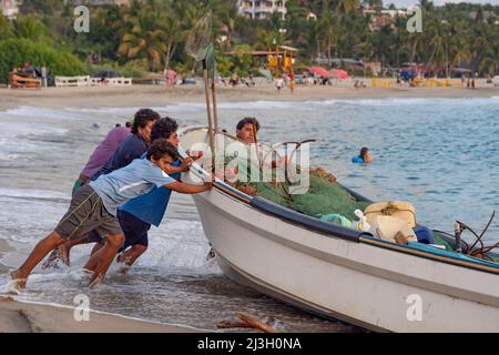 Mexique, Etat d'Oaxaca, Puerto Escondido et sa plage, Punta Zicatela, pêcheurs et poissons sur la plage, pêche au filet, harpon ou avec un bateau Banque D'Images