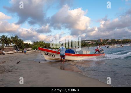 Mexique, Etat d'Oaxaca, Puerto Escondido et sa plage, Punta Zicatela, pêcheurs et poissons sur la plage, pêche au filet, harpon ou avec un bateau Banque D'Images