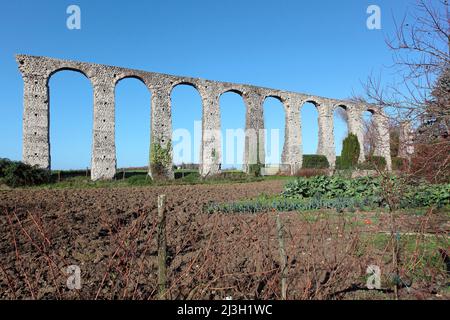 France, Indre et Loire, vallée de la Loire classée au patrimoine mondial par l'UNESCO, Luynes, l'aqueduc gallo-romain du 3rd siècle mesure actuellement 269 mètres contre 565 à l'origine Banque D'Images