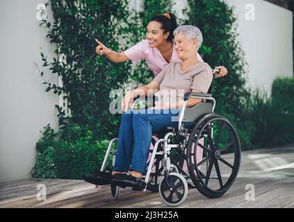 Un corps plus ancien pour un esprit intemporel. Photo d'une jeune infirmière qui s'occupe d'une femme plus âgée en fauteuil roulant. Banque D'Images