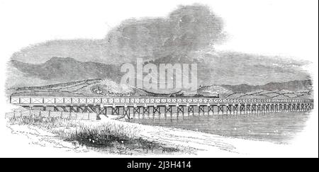 Ouverture du chemin de fer de Whitehaven et Furness Junction - Duddon Sands Viaduct, 1850. 'Un des objets intéressants sur la ligne est le viaduc à travers Duddon Sands, [qui forme] la frontière entre Cumberland et Lancashire. [Le viaduc est] une très belle structure en bois, et de grand strength...it est de près de 400 mètres de long, et n'a pas moins de quarante-neuf ouvertures». De "Illustrated London News", 1850. Banque D'Images