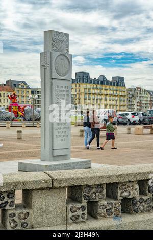 France, Seine Maritime, Dieppe, Côte d'Abatre, esplanade du front de mer, La plage, stèle à la mémoire de l'opération Jubilé, atterrissage allié à Dieppe en 1942 Banque D'Images