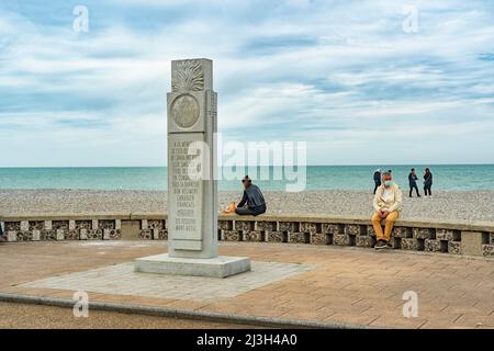 France, Seine Maritime, Dieppe, Côte d'Abatre, esplanade du front de mer, La plage, stèle à la mémoire de l'opération Jubilé, atterrissage allié à Dieppe en 1942 Banque D'Images