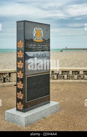 France, Seine Maritime, Dieppe, Côte d'Abatre, esplanade du front de mer, La plage, stèle à la mémoire de l'opération Jubilé, atterrissage allié à Dieppe en 1942 Banque D'Images