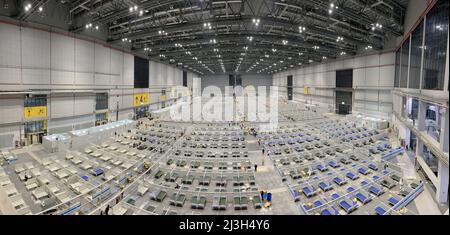 (220408) -- SHANGHAI, le 8 avril 2022 (Xinhua) -- les travailleurs travaillent sur le site de construction d'un hôpital temporaire au National Exhibition and Convention Centre (Shanghai), dans l'est de la Chine, Shanghai, le 8 avril 2022. Shanghai a ouvert et continuera de construire davantage d'hôpitaux temporaires pour améliorer la capacité de traitement de la ville pour les infections COVID-19 dans sa dernière résurgence COVID-19, ont déclaré vendredi les autorités. Quatre hôpitaux temporaires municipaux, trois situés dans le district de Pudong et un dans le district de Chongqing, ont été mis en service vendredi. Couvrant un total de 500 000 mètres carrés Banque D'Images