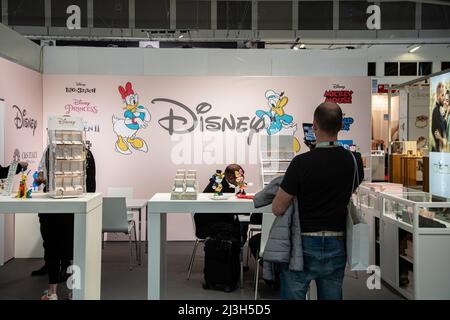 Disney, LILO & Stitch, Princess, Frozen II, Star Wars, Mickey Mouse, Donald Duck le 8 avril 2022 au salon Inhorgenta de la bijouterie et des pierres précieuses à Munich, en Allemagne. Près de 0 % des personnes portent un masque. Avant le salon, l'organisateur Messe Munich était fortement critiqué, car ils refusent même de penser à un masque obligatoire au salon ou à un accès réservé aux personnes vaccinées ou testées. (Photo par Alexander Pohl/Sipa USA) Banque D'Images