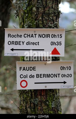 France, Haut Rhin, Orbey, près de la tour du Faude, panneaux, marquage des sentiers Banque D'Images