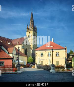 SIBIU, ROUMANIE - 31 JUILLET 2018 : Cathédrale luthérienne de Sainte-Marie depuis le Pont de Lies dans la vieille ville Banque D'Images