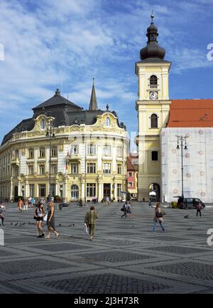 SIBIU, ROUMANIE - 31 JUILLET 2018 : Hôtel de ville et clocher de l'église catholique romaine de la Sainte Trinité sur la place centrale de Piata Mare Banque D'Images