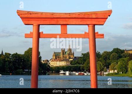 France, Moselle, Metz, le plan d'eau, le torii (porte traditionnelle japonaise), et la cathédrale St Etienne en arrière-plan Banque D'Images