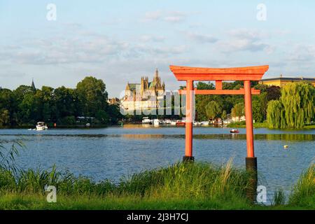 France, Moselle, Metz, le plan d'eau, le torii (porte traditionnelle japonaise), et la cathédrale St Etienne en arrière-plan Banque D'Images