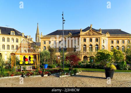 France, Moselle, Metz, l'île du petit Saulcy, place de la Comédie avec le jardin éphémère et l'Opéra, tour du temple de la garnison en arrière-plan Banque D'Images