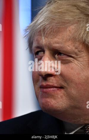 Le Premier ministre Boris Johnson lors d’une conférence de presse avec le chancelier allemand OLAF Scholz dans la salle d’information Downing Street à Londres. Date de la photo: Vendredi 8 avril 2022. Banque D'Images