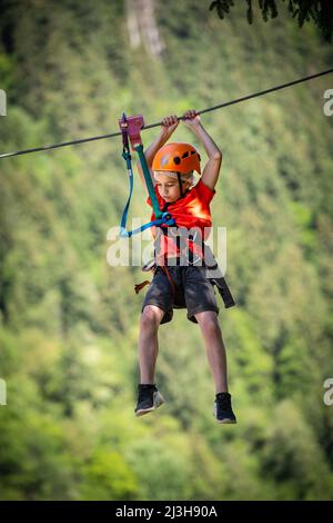 France, haute Savoie (74) massif du Mont blanc , les Contamines Montjoie, parc de loisirs du Pontet, le parc aventure dans les arbres propose des parcours de differentes difficiles selon l'âge Banque D'Images