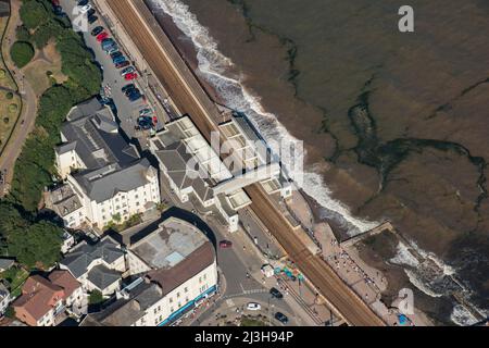 La gare de Dawlish et la ligne de chemin de fer longeant le bord de la mer, Devon, 2016. Banque D'Images