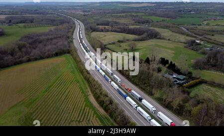 Une vue des camions placés dans la file d'attente de l'opération Brock sur la M20 près d'Ashford dans le Kent, les retards de fret se poursuivent au port de Douvres où les services de ferry P&O restent suspendus après que l'entreprise ait mis à pied 800 employés sans préavis. Date de la photo: Vendredi 8 avril 2022. Banque D'Images