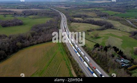 Une vue des camions placés dans la file d'attente de l'opération Brock sur la M20 près d'Ashford dans le Kent, les retards de fret se poursuivent au port de Douvres où les services de ferry P&O restent suspendus après que l'entreprise ait mis à pied 800 employés sans préavis. Date de la photo: Vendredi 8 avril 2022. Banque D'Images