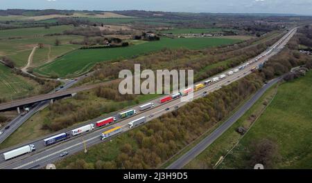 Une vue des camions placés dans la file d'attente de l'opération Brock sur la M20 près de Maidstone dans le Kent, les retards de fret se poursuivent au port de Douvres, où les services de ferry P&O restent suspendus après que l'entreprise ait mis à pied 800 employés sans préavis. Date de la photo: Vendredi 8 avril 2022. Banque D'Images