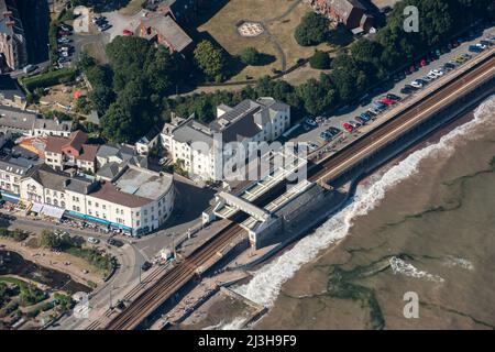 La gare de Dawlish et la ligne de chemin de fer longeant le bord de la mer, Devon, 2016. Banque D'Images