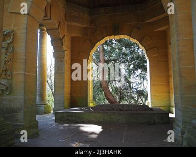 Sir Henry Samuelson Mausolée 'Temple du sommeil' Wisley et Ockham Common, Chatley Heath, Surrey, Royaume-Uni. Banque D'Images