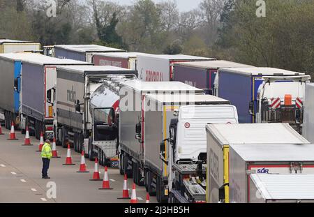 Des camions ont été mis en file d'attente à l'opération Brock le M20 près d'Ashford, dans le Kent, alors que des retards de fret se poursuivent au port de Douvres, où les services de ferry P&O restent suspendus après que l'entreprise ait mis à pied 800 employés sans préavis. Date de la photo: Vendredi 8 avril 2022. Banque D'Images